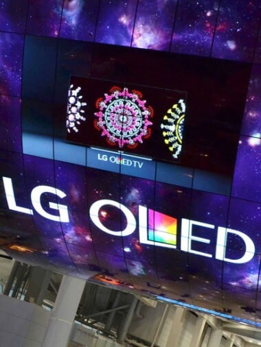 A instalação de um ecrã OLED curvo com as palavras "LG OLED"