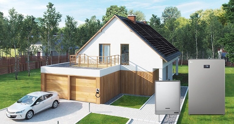 Uma casa com painéis solares no telhado. Há um carro em frente à casa e à direita encontram-se 2 modelos de sistemas de energia solar.