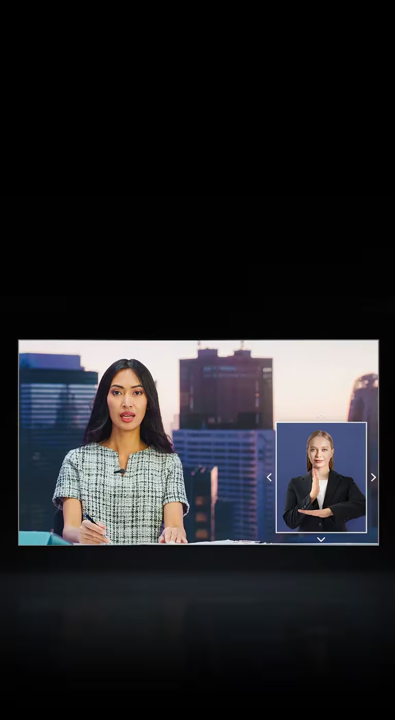 O ecrã da TV apresenta uma cena de notícias e no canto inferior direito está um ecrã grande que mostra a linguagem gestual.