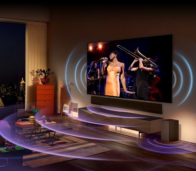   Uma TV grande e uma barra de som estão montadas na parede de uma sala de estar aconchegante. Em ambos os lados da TV e por baixo da barra de som está uma representação gráfica da onda que se espalha de forma ampla e grandiosa através do som.