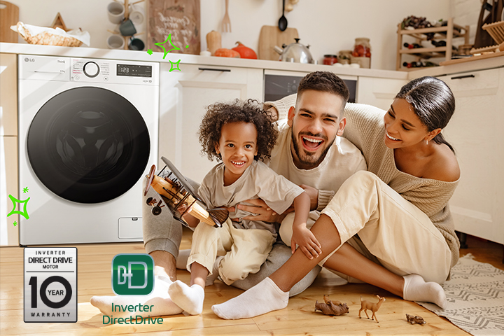 Aile çamaşır makinesinin önünde gülümsüyor. Çamaşır makinesinin etrafında yeşil bir çizgiyle ışıltıyı ifade eden bir çizim yer alıyor.