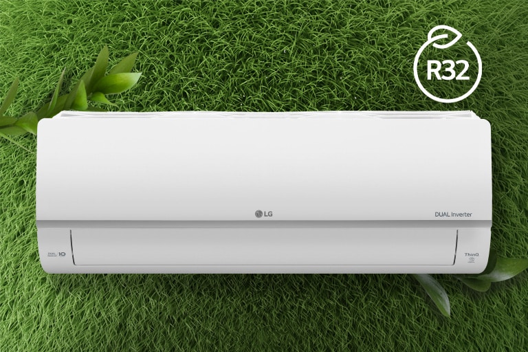LG Klima, çim bir duvara monte edilmiştir. Enerji verimliliği için R32 logosu sağ üst köşededir.