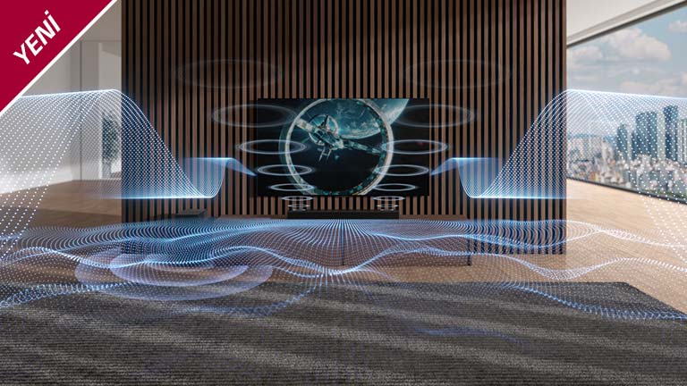 Soundbar ve TV'den çeşitli şekillerde mavi renkli ses dalgaları çıkar. YENİ işareti sol üst köşede gösterilir.