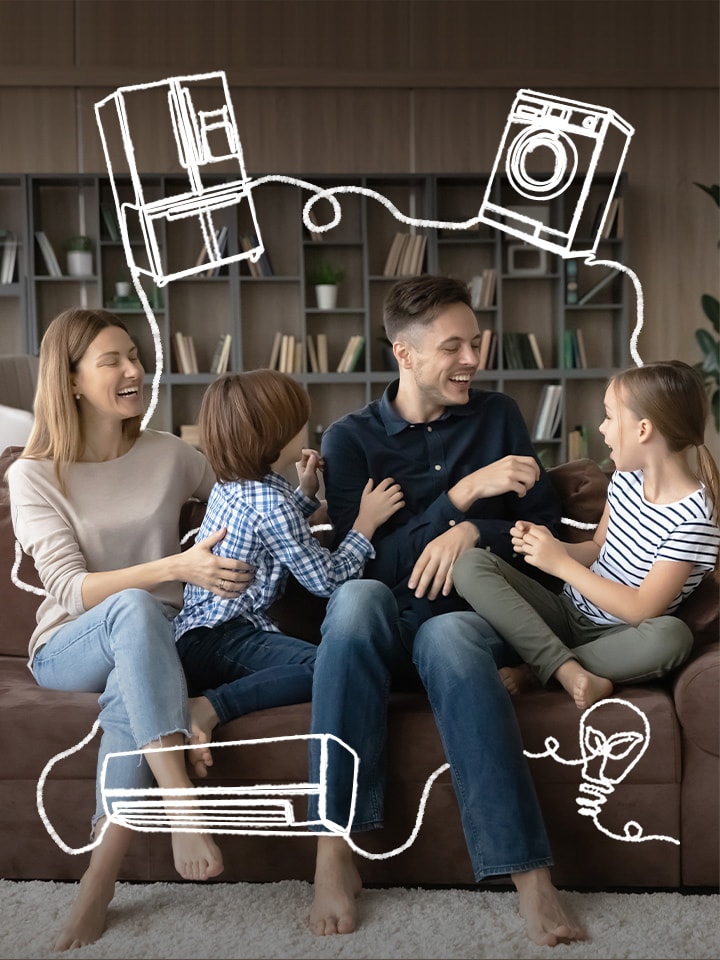Una familia sentada en el sofá riéndose. A su alrededor aparecen dibujados en línea blanca la nevera, la lavadora y el aire acondicionado.