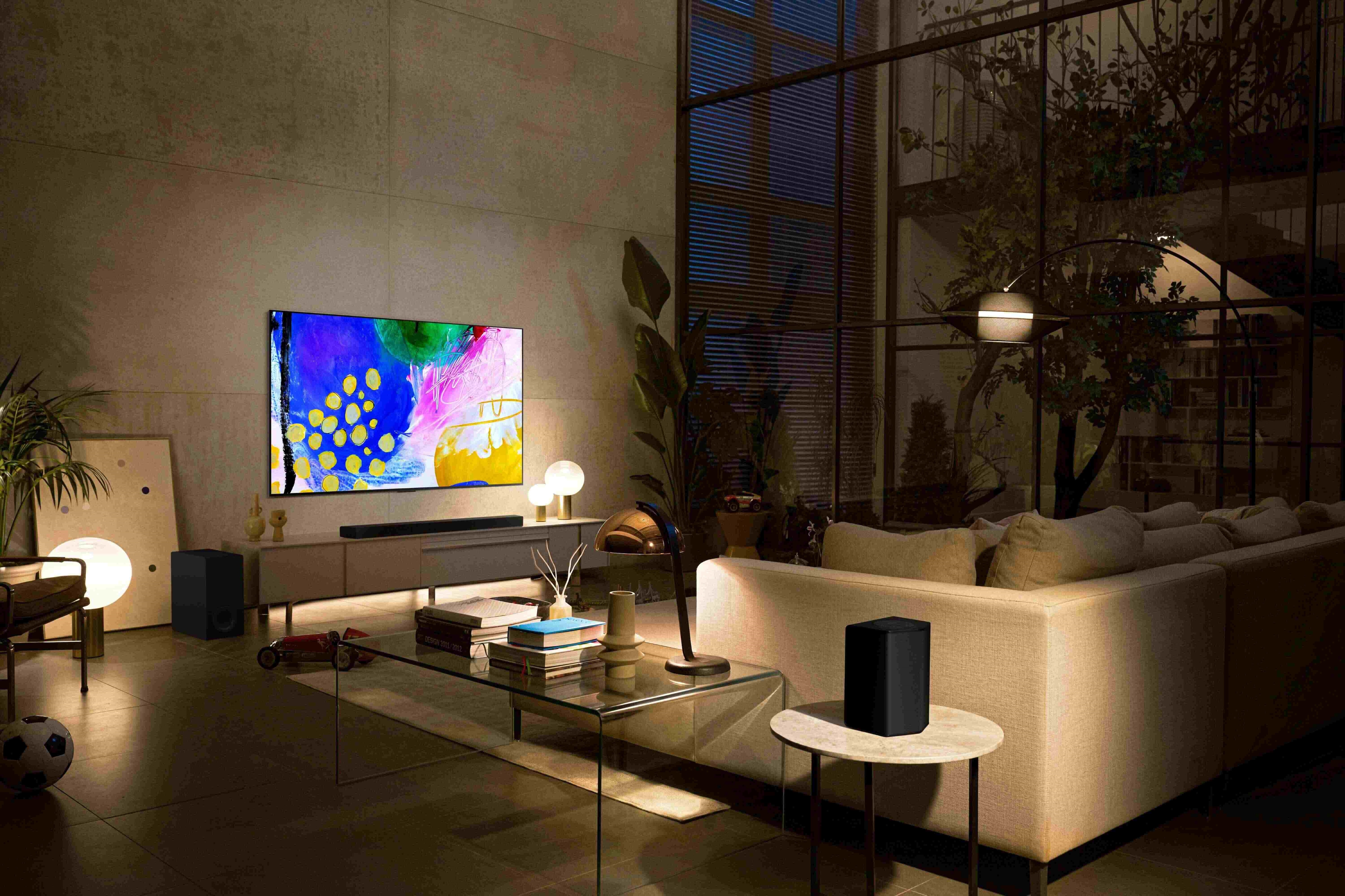 LG TV hängt in einem stylischen Wohnzimmer an der Wand.