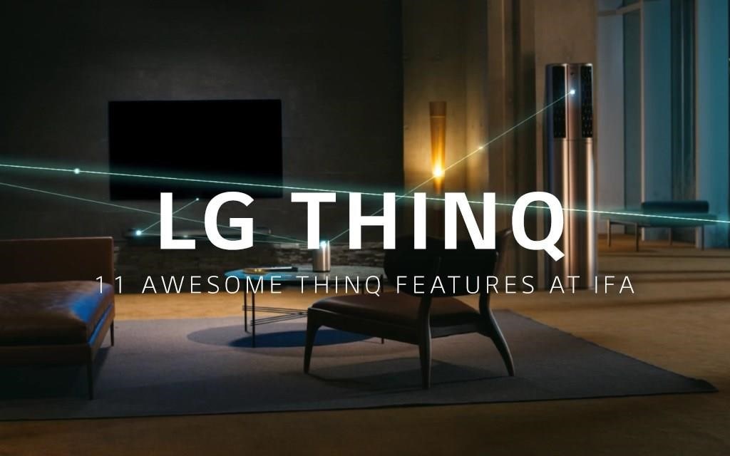 LG ThinQ in einem abgedunkelten Wohnzimmer, mit Klimaanlage, Fernseher und Luftreiniger, die über künstliche Intelligenz miteinander kommunizieren.