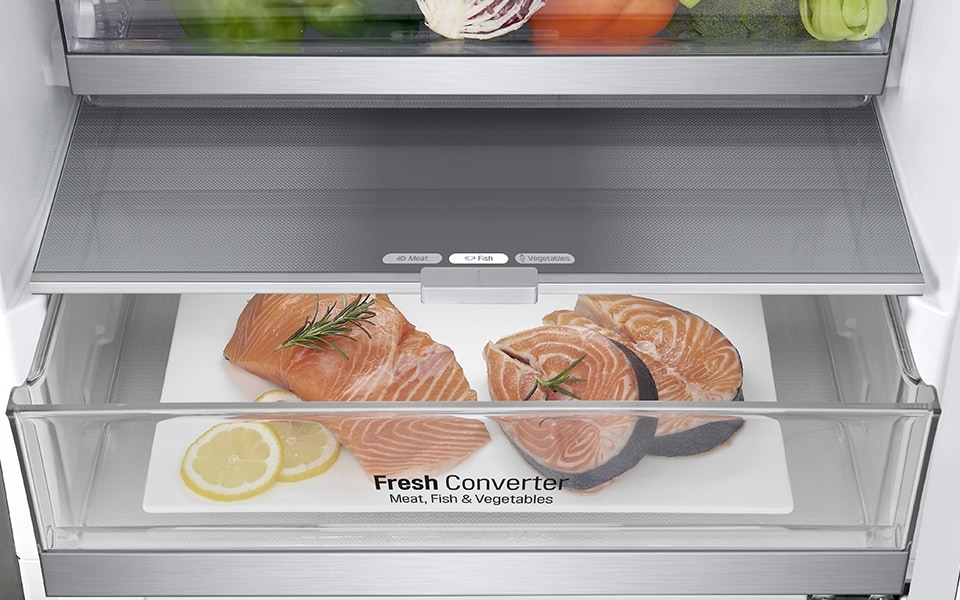Roher Fisch wird im Kühlschrank getrennt von anderen Lebensmitteln aufbewahrt. 
