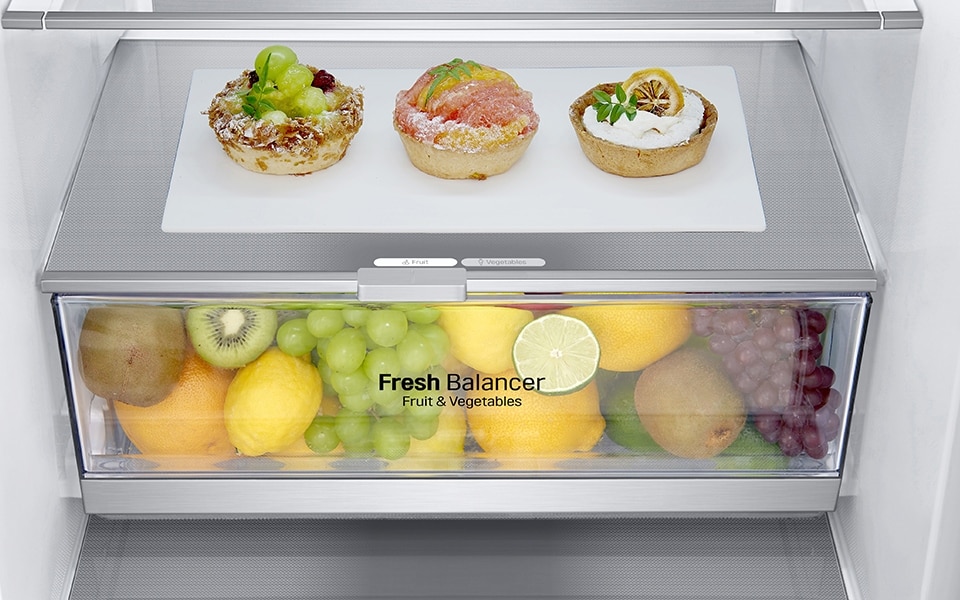 Obst wird im Kühlschrankfach getrennt von anderen Lebensmitteln aufbewahrt