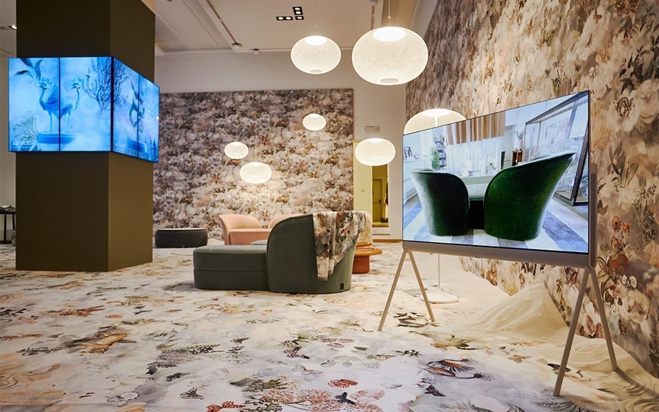 Ein OLED Pose TV in einer eleganten Wohnzimmerumgebung