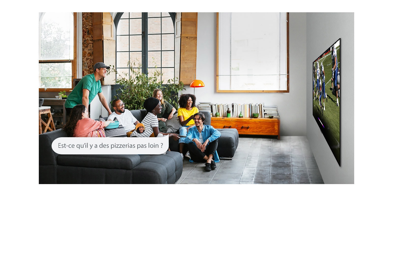 Une femme regarde du football avec des amis et demande à l’Assistant Google s’il y a des pizzerias pas loin