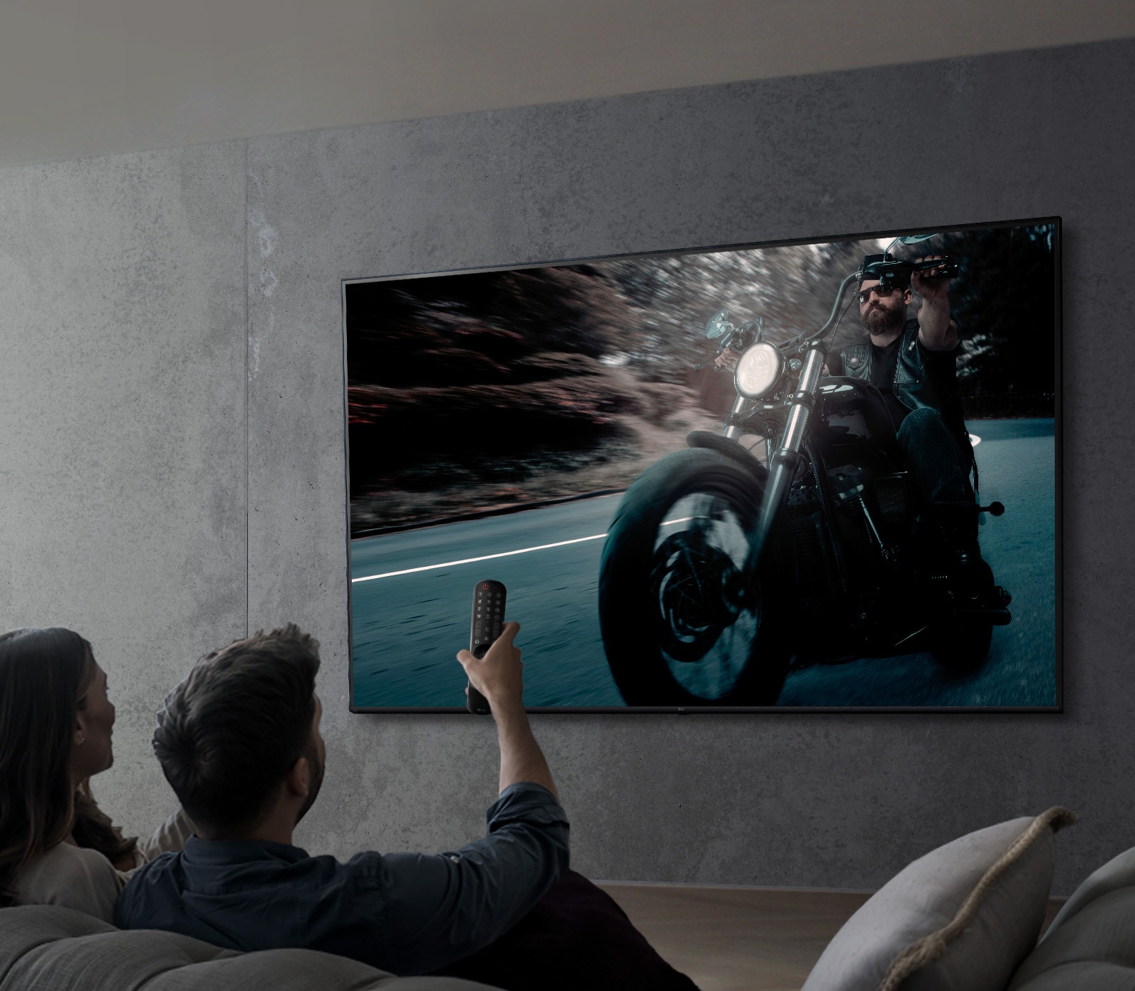 Imagen que muestra a una pareja viendo un programa con un televisor LG UHD.