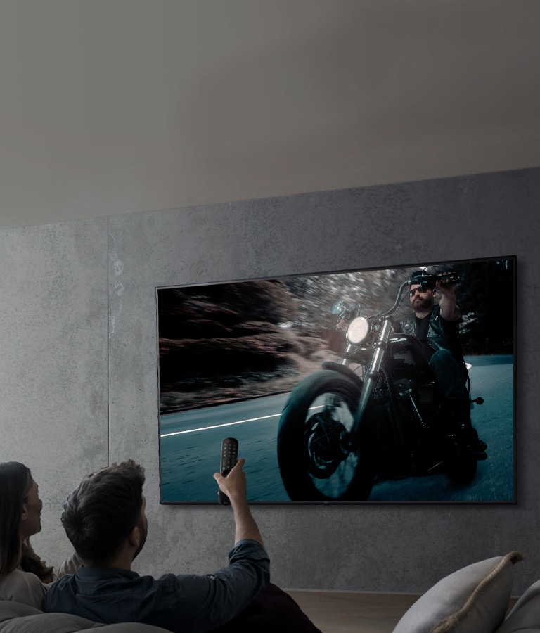 Imagen que muestra a una pareja viendo un programa con un televisor LG UHD.
