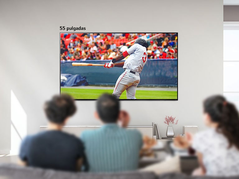 Una imagen móvil de tres personas viendo béisbol en un gran televisor montado en la pared. A medida que te desplazas de izquierda a derecha, la pantalla se hace más grande.