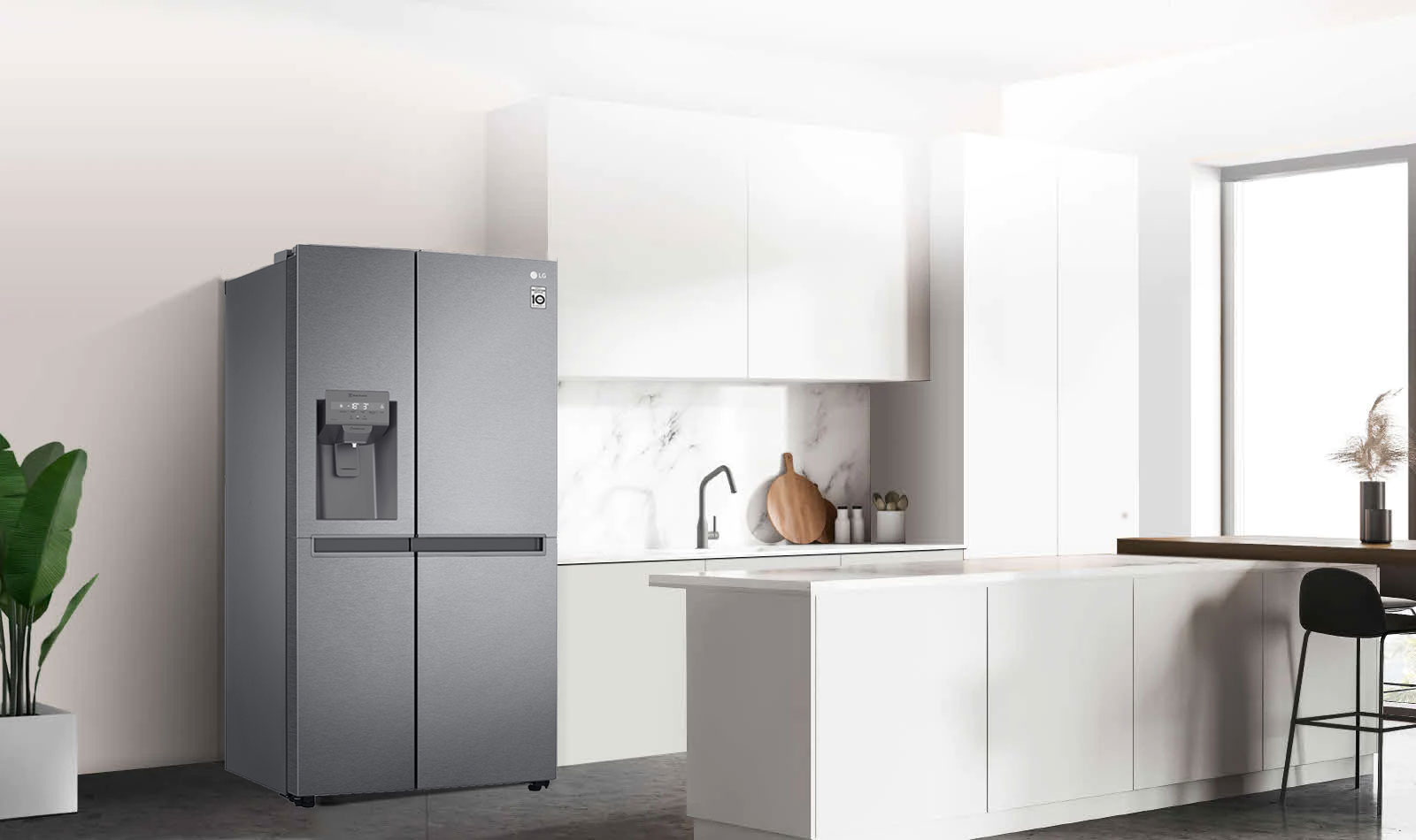 Una vista lateral de una cocina con un refrigerador InstaView negro instalado.