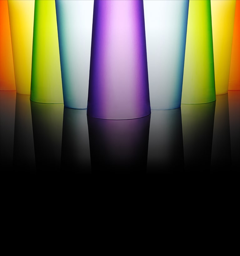 Imagen de unos vasos de cristal en distintos colores y con colores brillantes.