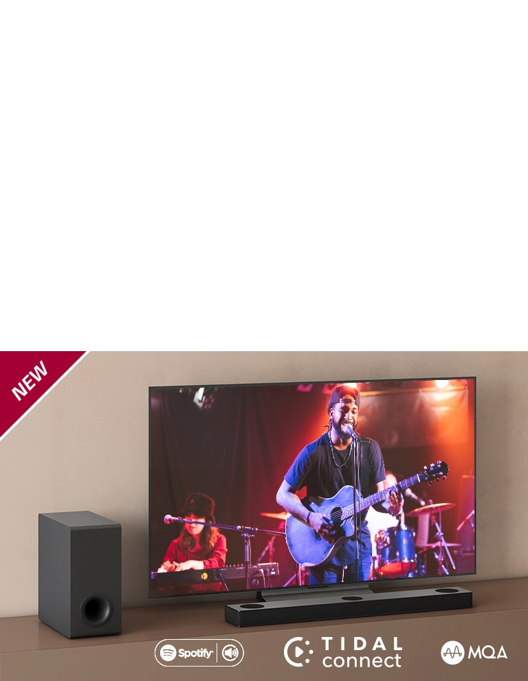 El LG TV está colocado en la estantería marrón y la barra de sonido LG S80QY delante del televisor. El subwoofer está instalado en el lado izquierdo del TV. El TV muestra la escena de un concierto. La marca NEW se visualiza en la esquina superior izquierda.