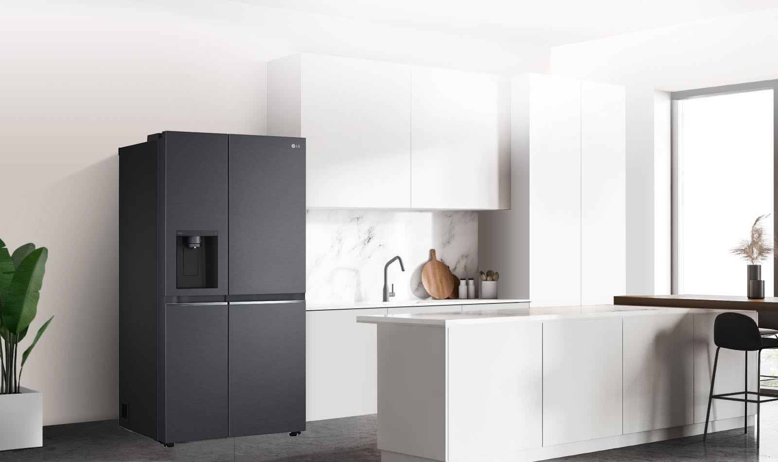 Πλαϊνή όψη μιας κουζίνας με ένα μαύρο ψυγείο InstaView.