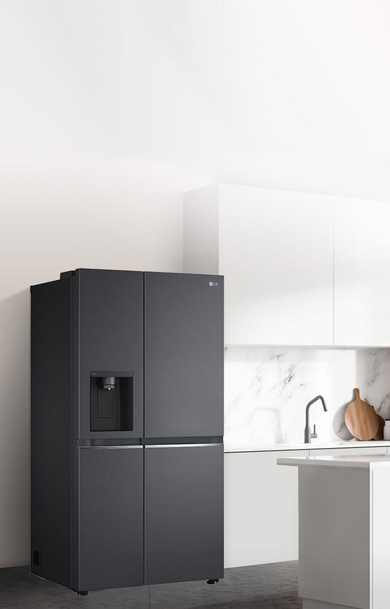 Πλαϊνή όψη μιας κουζίνας με ένα μαύρο ψυγείο InstaView.