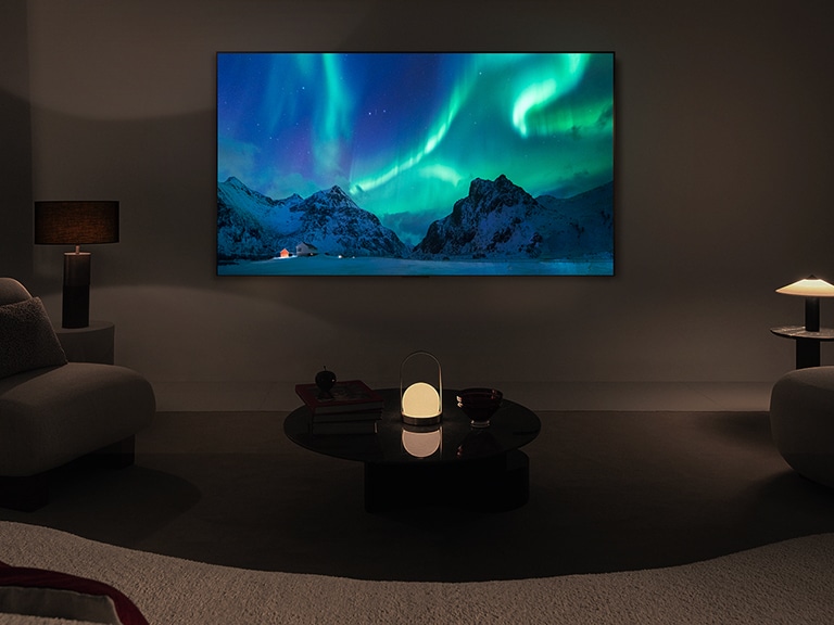 Μια LG OLED TV σε ένα σύγχρονο σαλόνι τη νύχτα. Εμφανίζεται μια εικόνα της οθόνης του Βόρειου Σέλας με τα ιδανικά επίπεδα φωτεινότητας.
