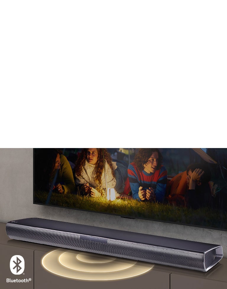 Η τηλεόραση LG βρίσκεται στον τοίχο και στην οθόνη εμφανίζονται 2 ζευγάρια ξαπλωμένα στο γρασίδι. Μπροστά τους υπάρχει μια λάμπα. Το LG Sound βρίσκεται κάτω από την τηλεόραση LG. Ένα γραφικό ήχου βγαίνει από το μπροστινό μέρος του sound bar. Το λογότυπο Bluetooth εμφανίζεται στην κάτω αριστερή γωνία της εικόνας.