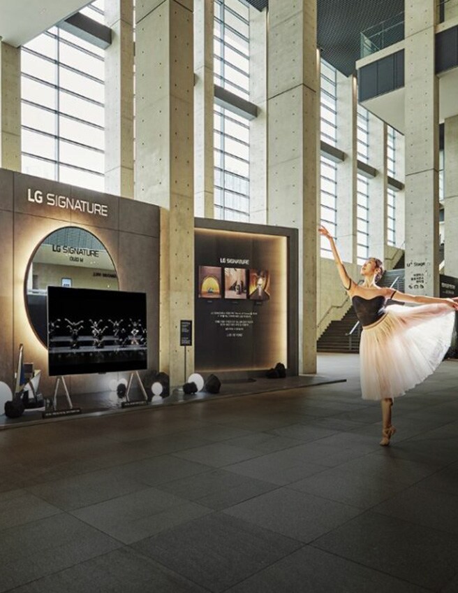 Μία μπαλαρίνα χορεύει στην έκθεση για την προώθηση της σειράς LG Signature