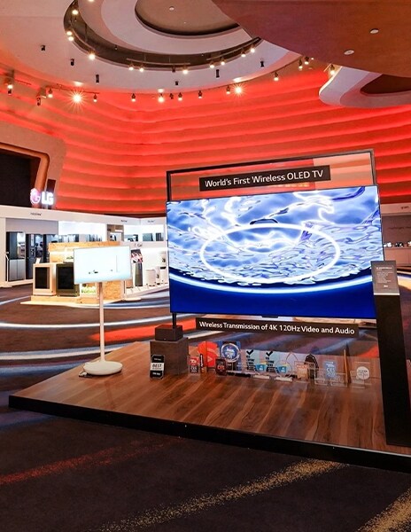 Στην έκθεση LG Showcase 2023, παρουσιάζονται διάφορα προϊόντα LG και συγκεκριμένα μπορείτε να δείτε την πρώτη ασύρματη τηλεόραση OLED της LG στον κόσμο.