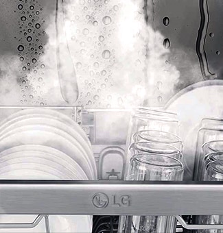 Κοντινό πλάνο πιάτων και ποτηριών που πλένονται με ατμό μέσα στο πλυντήριο πιάτων.
