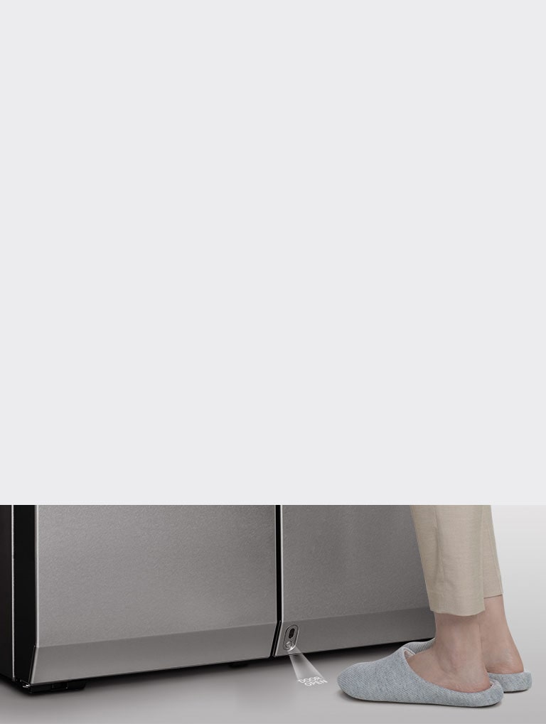 Πόδια που βρίσκονται ακριβώς μπροστά από τον αισθητήρα αυτόματου ανοίγματος πόρτας του ψυγείου LG SIGNATURE.