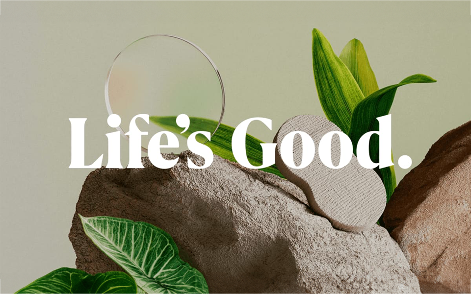 Το λογότυπο "Life's Good" της LG σε φόντο εμπνευσμένο από τη φύση, προωθώντας τη βιώσιμη ζωή.
