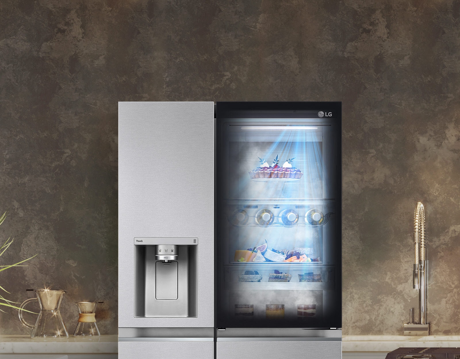 Pogled sprijeda na crni InstaView hladnjak sa upaljenim svjetlom. Sadržaj hladnjaka može se vidjeti kroz InstaView vrata. Plave zrake svjetlosti obasjavaju sadržaj iz funkcije DoorCooling.