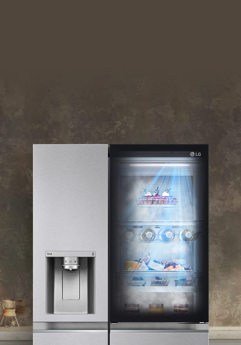 Pogled sprijeda na crni InstaView hladnjak sa upaljenim svjetlom. Sadržaj hladnjaka može se vidjeti kroz InstaView vrata. Plave zrake svjetlosti obasjavaju sadržaj iz funkcije DoorCooling.