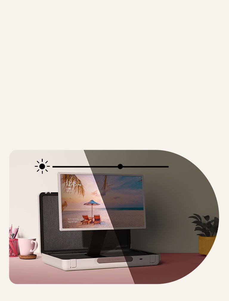 LG StanbyME Go מונח על שולחן בצבע פסטל כשצידו השמאלי פונה קדימה. על גבי התמונה מוצג סמל הבהירות. כדי להמחיש את תכונת בקרת הבהירות האוטומטית, חצי מהתמונה מוארת וחצי ממנה חשוכה. 