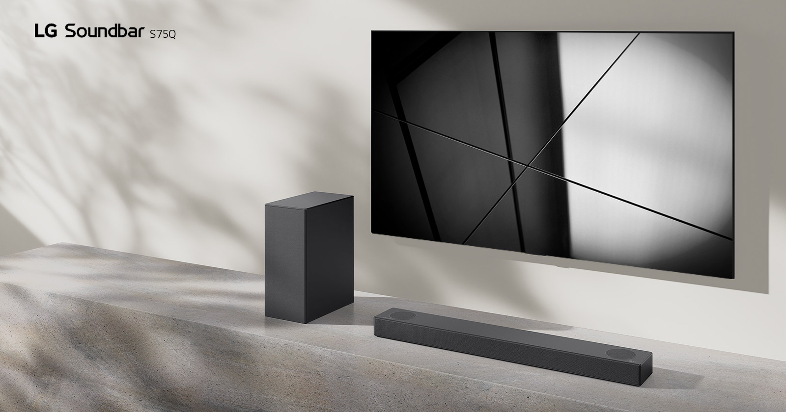 LG Sound Bar S80QR og LG-TV plassert sammen i en stue. TV-en er på og viser et svart-hvitt-bilde.