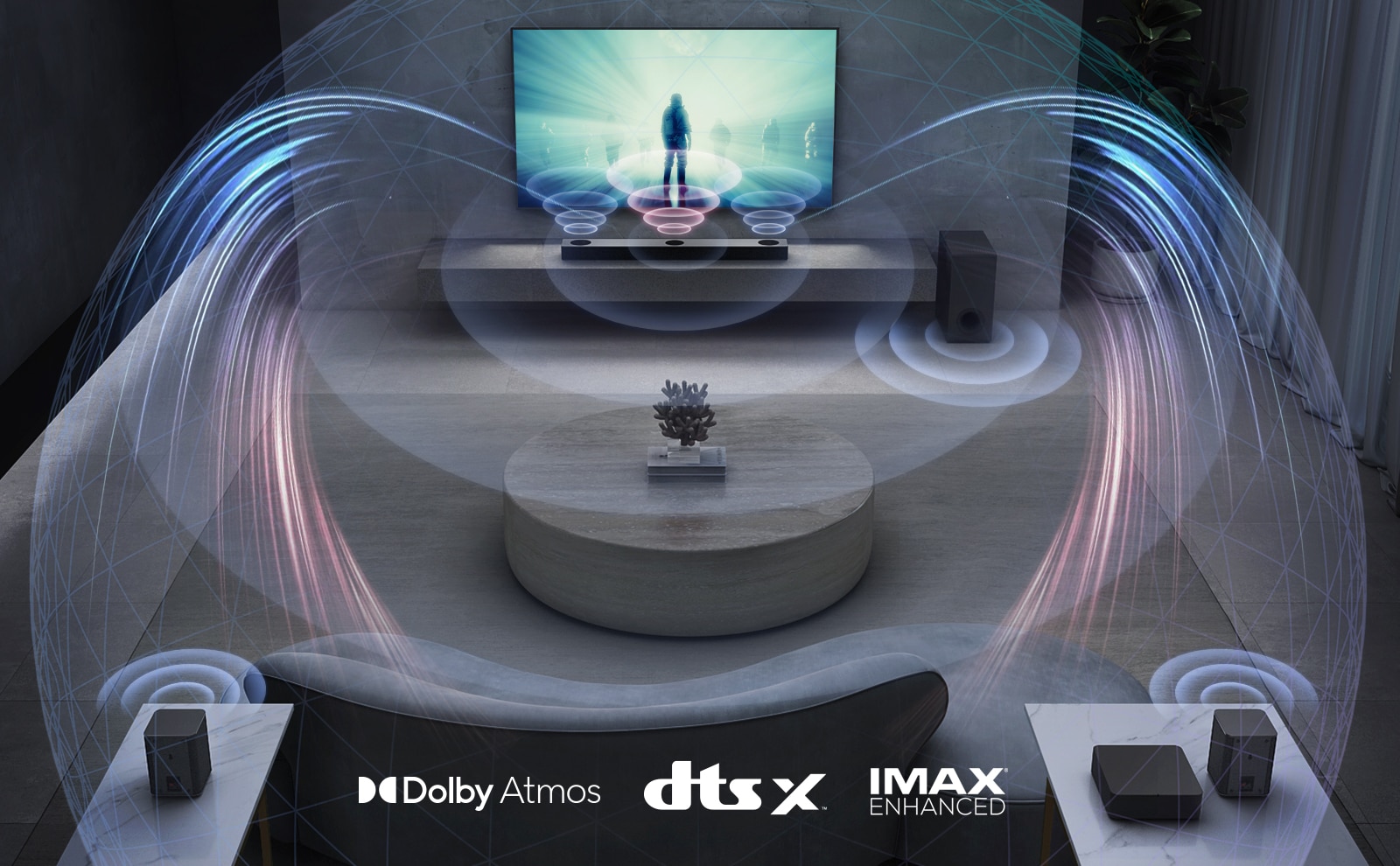 LG-TV-en henger på veggen i stua. En film spilles av på TV-skjermen. LG-lydplanken er direkte under TV-en på en grå hylle med en subwoofer rett ved siden av. Et sett med 2 bakhøyttalere står bak i stuen. Lydeffektgrafikk kommer ut fra alle høyttalere. Logo av Dolby Atmos og DTS:X, IMAX Enhanced vises nederst, midt på bildet.