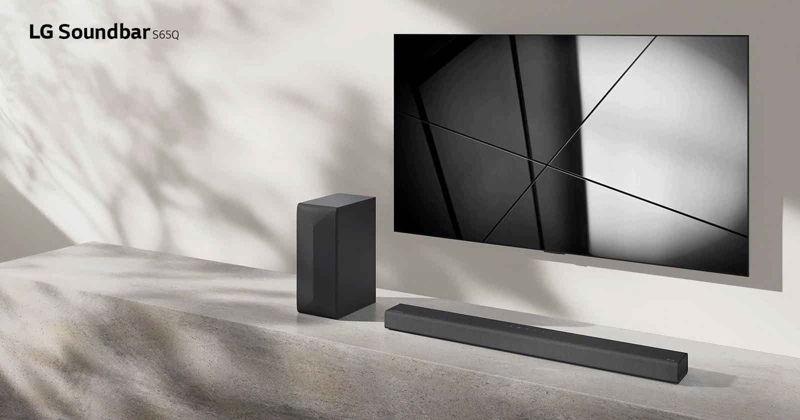 Soundbar LG S65Q i telewizor LG stoją razem w pokoju dziennym. Na ekranie włączonego telewizora jest wyświetlony czarno-biały obraz.