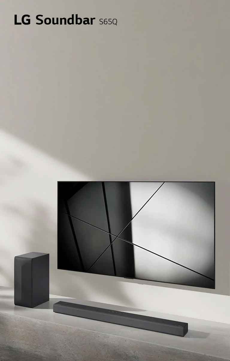 Soundbar LG S65Q i telewizor LG stoją razem w pokoju dziennym. Na ekranie włączonego telewizora jest wyświetlony czarno-biały obraz.