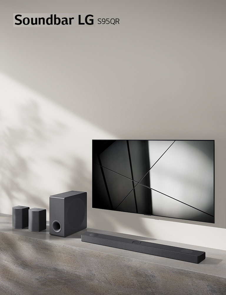 Soundbar LG S95QR i telewizor LG stoją razem w pokoju dziennym. Na ekranie włączonego telewizora jest wyświetlony czarno-biały obraz.