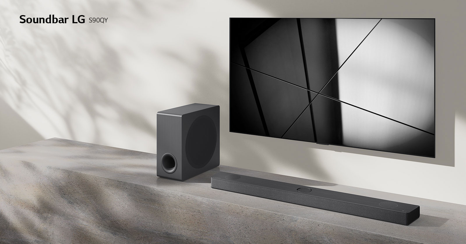Soundbar LG S90QY i telewizor LG stoją razem w pokoju dziennym. Na ekranie włączonego telewizora jest wyświetlony czarno-biały obraz.