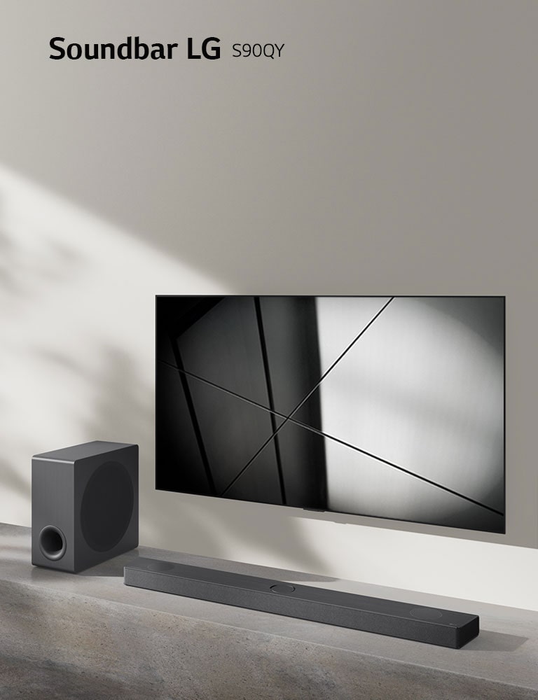 Soundbar LG S90QY i telewizor LG stoją razem w pokoju dziennym. Na ekranie włączonego telewizora jest wyświetlony czarno-biały obraz.