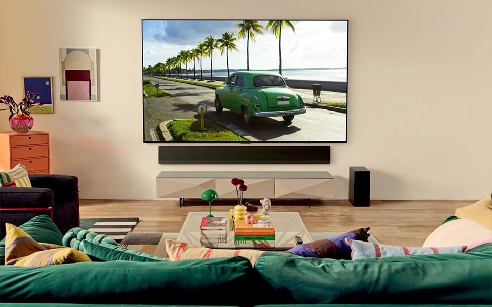 Duży telewizor LG OLED, który idealnie pasuje do salonu