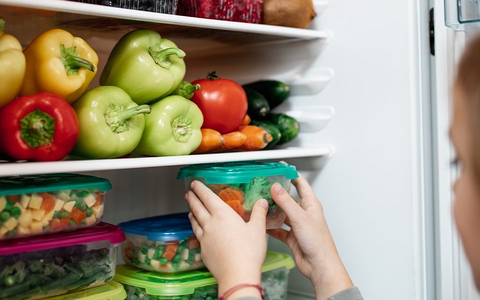 A utilização de recipientes de armazenamento de alimentos minimiza o desperdício alimentar