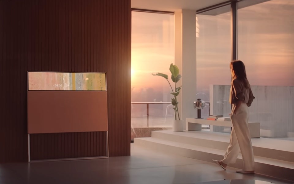 LG OLED Easel art for Line View TV complementa uma sala de estar luminosa e moderna