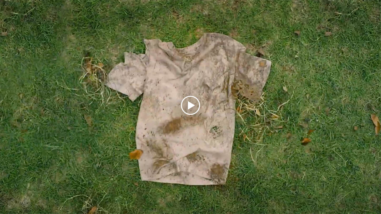 Miniatyrbild av videon som smutsig och deformerad t-shirt är på marken.