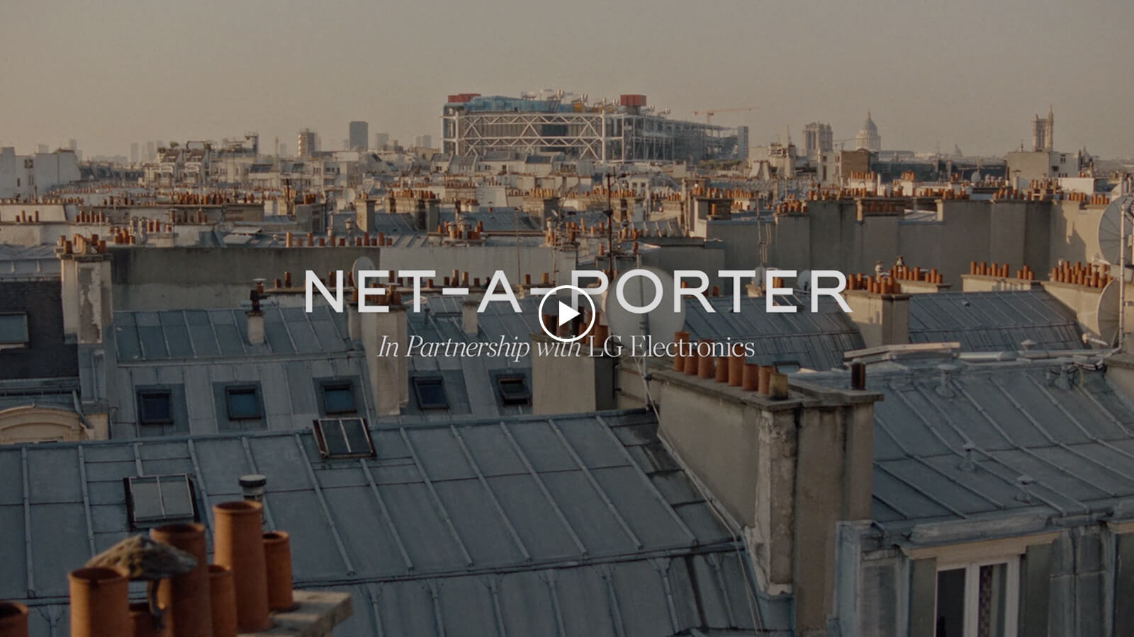 Titeln på videon 'NET-A-PORTER i samarbete med LG Electronics' är skriven i bakgrunden av Europa.