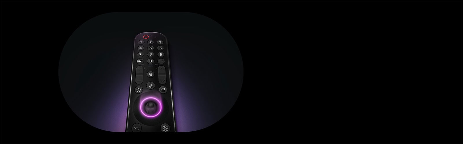 Điều khiển từ xa LG Magic có nút tròn ở giữa, khi ánh sáng màu tím neon phát ra xung quanh nút để làm nổi bật chúng. Ánh sáng tím dịu bao quanh điều khiển từ xa trên nền đen.