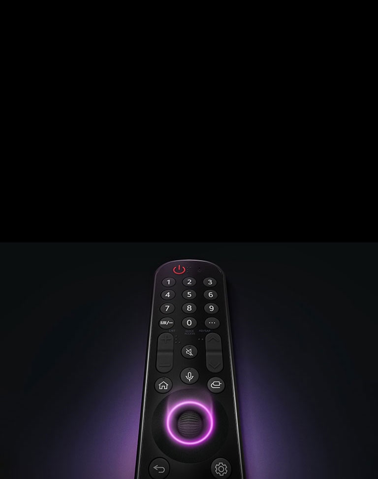 Điều khiển từ xa LG Magic có nút tròn ở giữa, khi ánh sáng màu tím neon phát ra xung quanh nút để làm nổi bật chúng. Ánh sáng tím dịu bao quanh điều khiển từ xa trên nền đen.