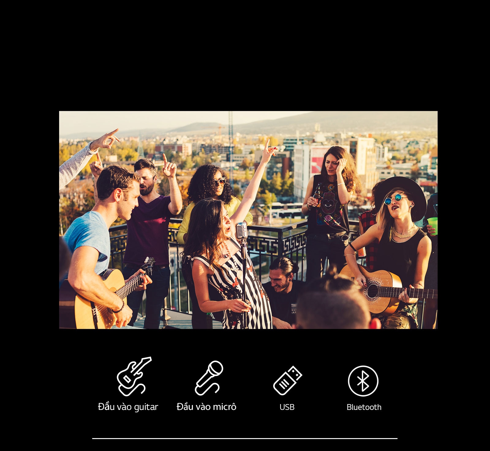 Có nhiều người đang thưởng thức buổi hòa nhạc acoustic với LG XBOOM XL7S. Bên dưới hình ảnh, có đàn guitar