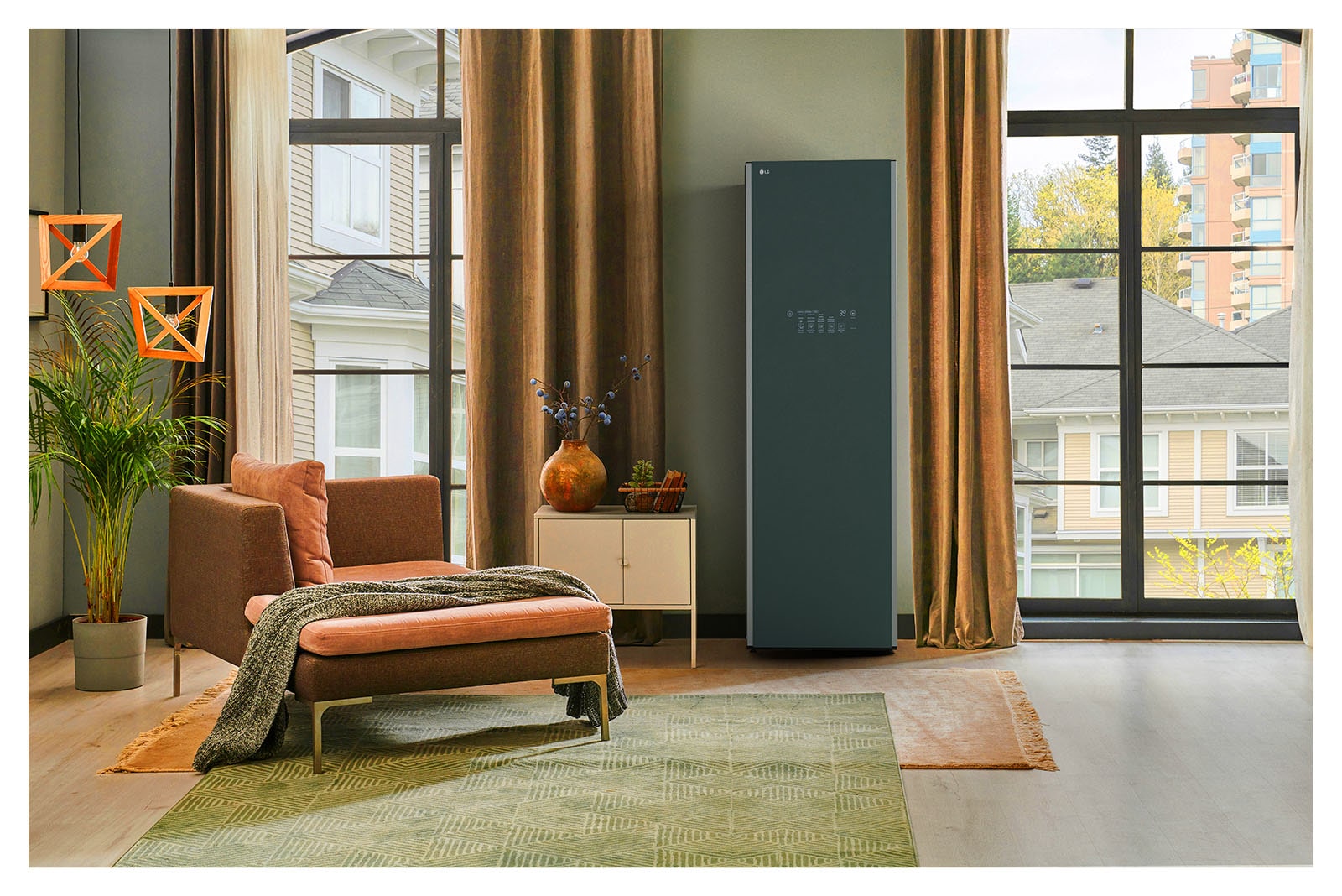 Hình ảnh tủ chăm sóc quần áo LG Styler Objet Collection màu be sương mờ đặt trong phòng thay đồ và hòa hợp một cách tự nhiên với đồ nội thất xung quanh.