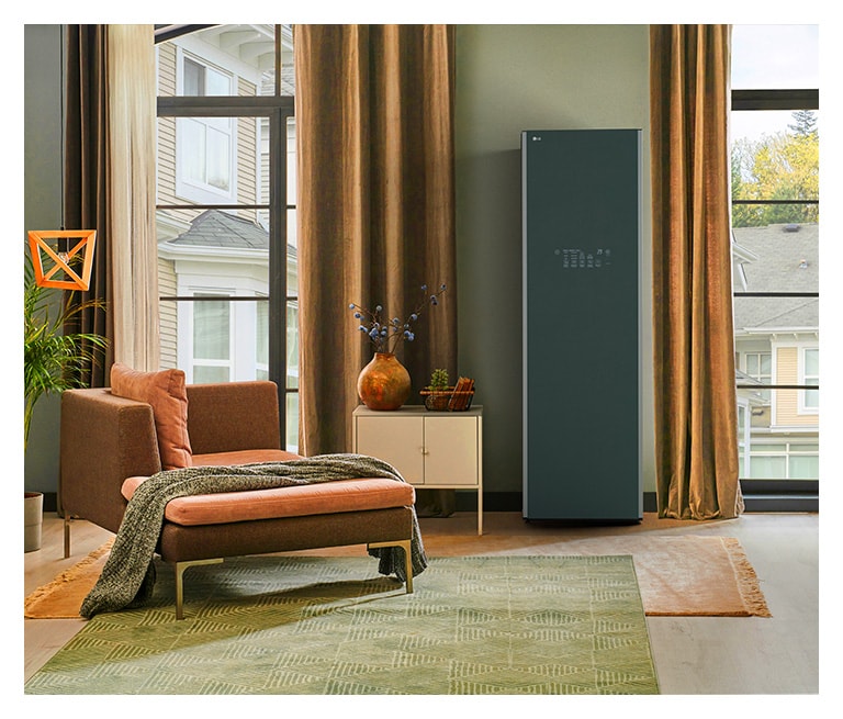Hình ảnh tủ chăm sóc quần áo LG Styler Objet Collection màu xanh lá cây sương mờ đặt trong phòng thay đồ và hòa hợp một cách tự nhiên với đồ nội thất xung quanh.