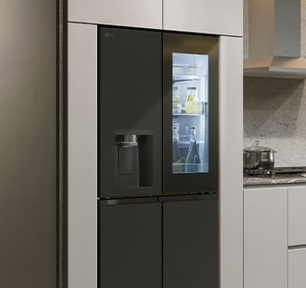 Nội thất nhà bếp hiện đại với tủ lạnh InstaView.